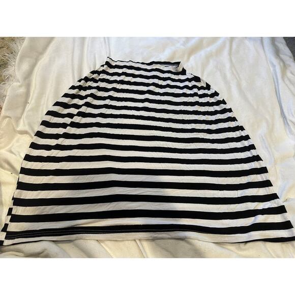 Itzy Ritzy Black and white car seat/nursing cover - Picture 3 of 3